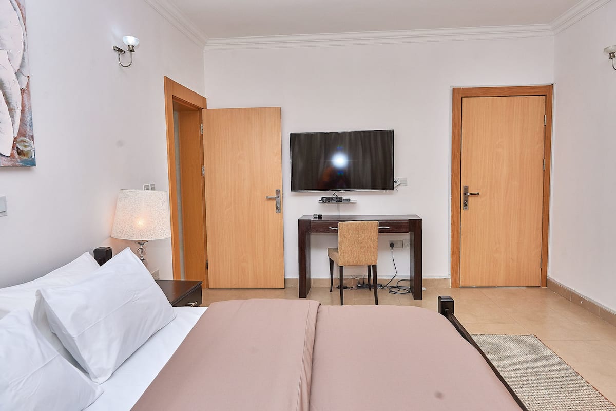 Two Bedroom Apartment | 1 多间卧室、高档床上用品、客房内保险箱、办公桌