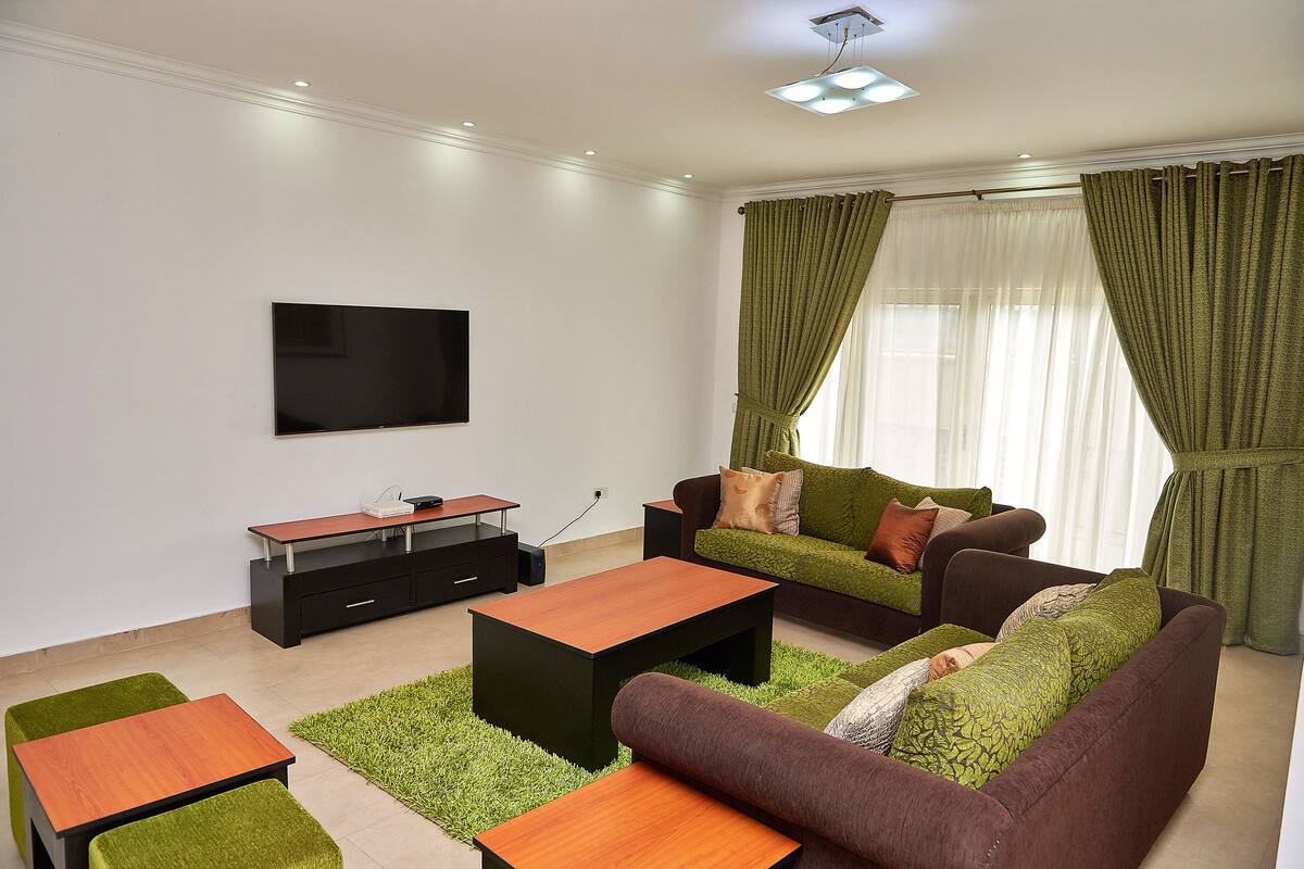 One Bedroom Apartment | 客厅 | 平板电视、DVD 播放器