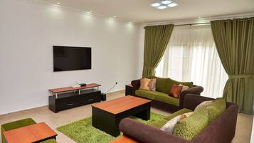 Standaard kamer | Woonkamer | Flatscreentelevisie en een dvd-speler