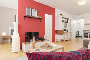 Apartamento, sacada, vista para a cidade | Área de estar | TV de tela plana