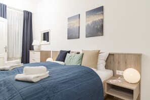 Apartamento, cozinha, vista para o pátio | 1 quarto, escrivaninha, cortinas blackout, ferros/tábuas de passar roupa