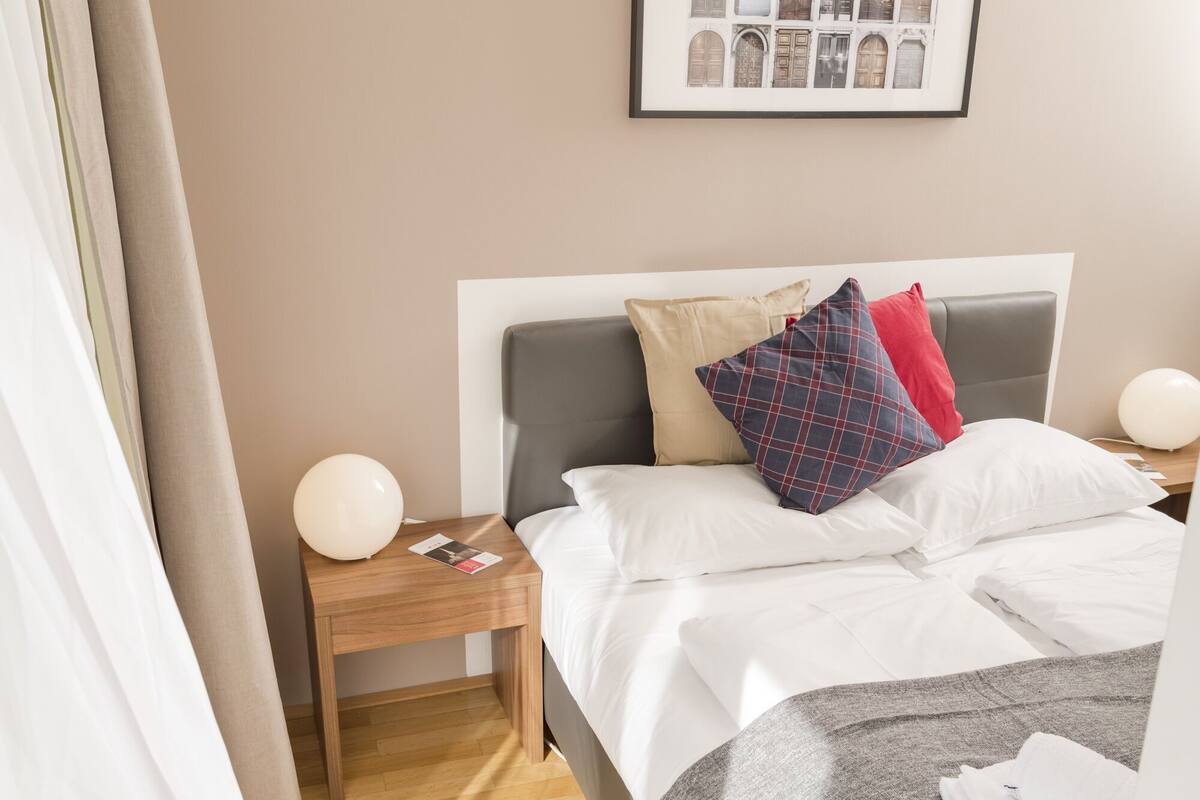 Apartamento, sacada, vista para a cidade | 1 quarto, escrivaninha, cortinas blackout, ferros/tábuas de passar roupa