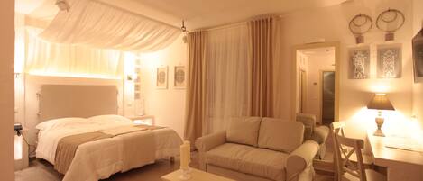 Rom – deluxe, terrasse | Sengetøy av topp kvalitet, minibar, safe på rommet og skrivebord