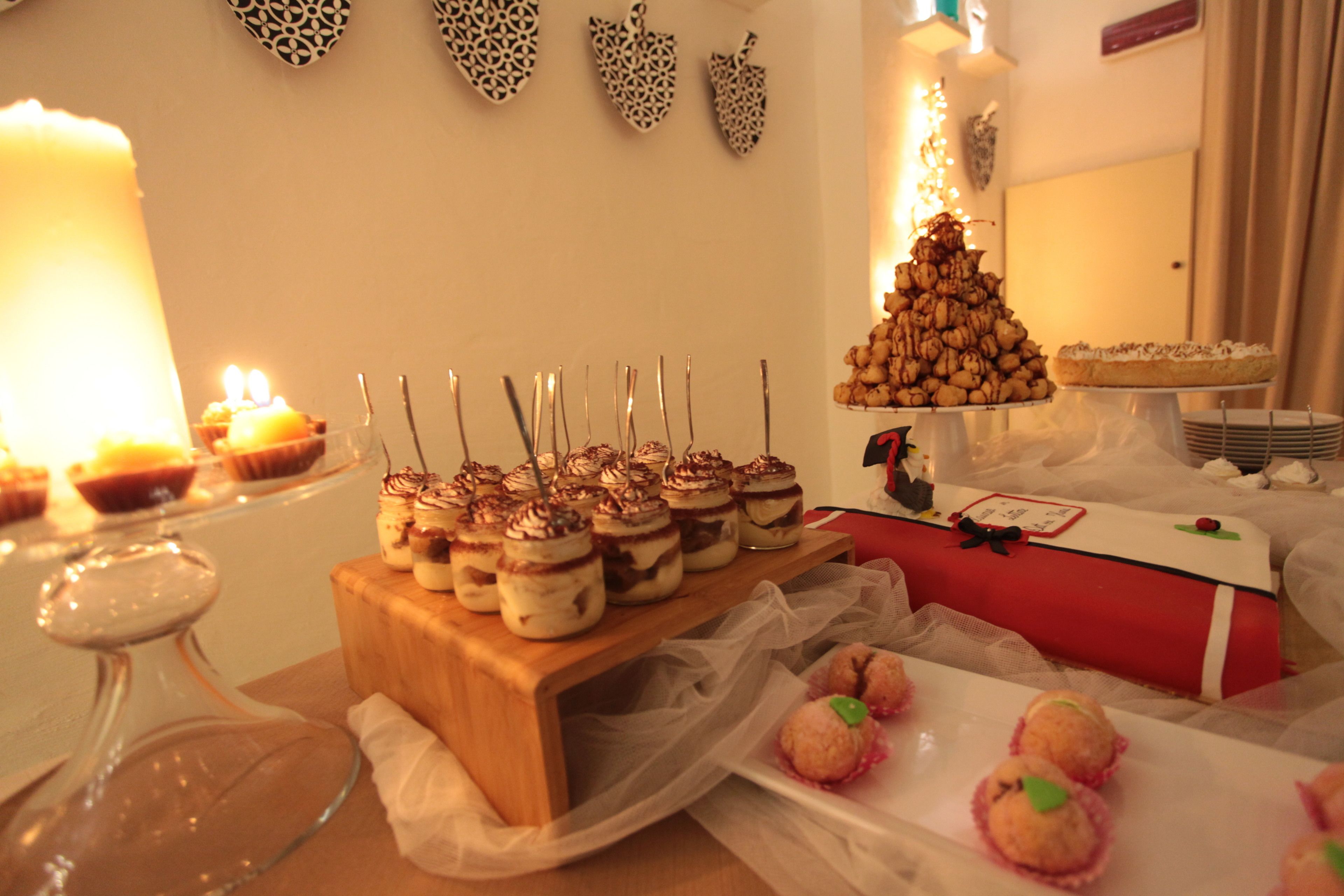 Un espositore di dolci con diversi pasticcini e una candela.