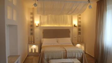Roupas de cama premium, frigobar, cofres nos quartos, escrivaninha