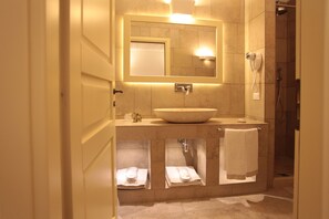 Ducha, artículos de tocador gratuitos, secador de pelo, bidet