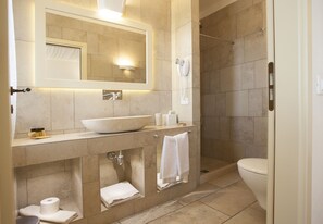 Deluxe-Zimmer, Terrasse | Badezimmer