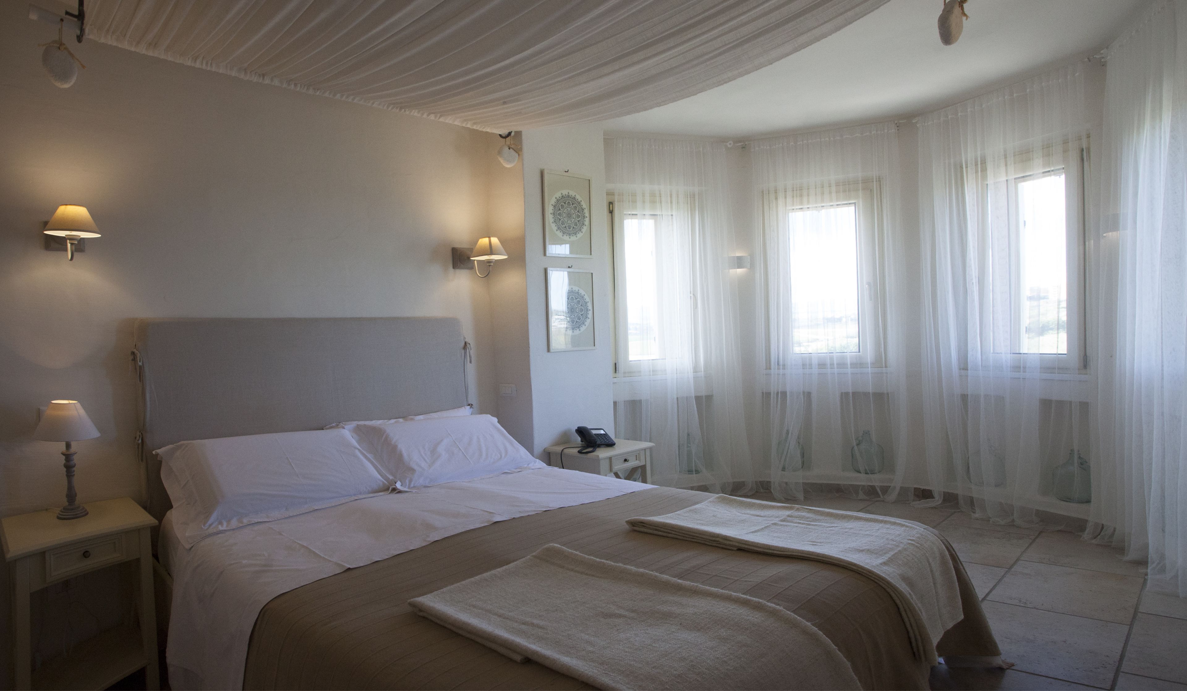 Junior suite, uitzicht op tuin | Luxe beddengoed, een minibar, een kluis op de kamer, een bureau