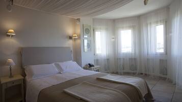 Junior-Suite, Gartenblick | Hochwertige Bettwaren, Minibar, Zimmersafe, Schreibtisch