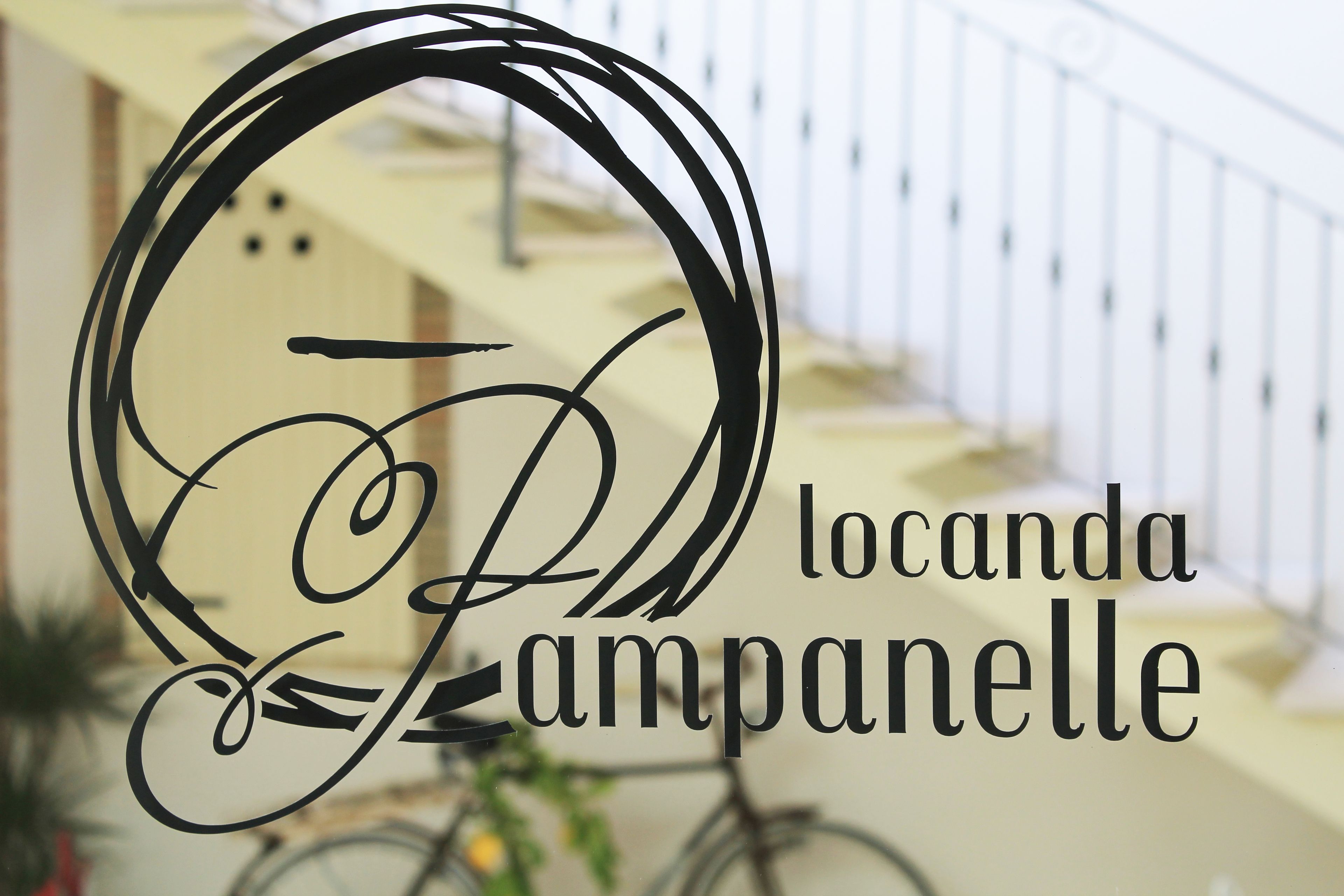En logo med teksten "locanda lampelle" og et stiliseret design.