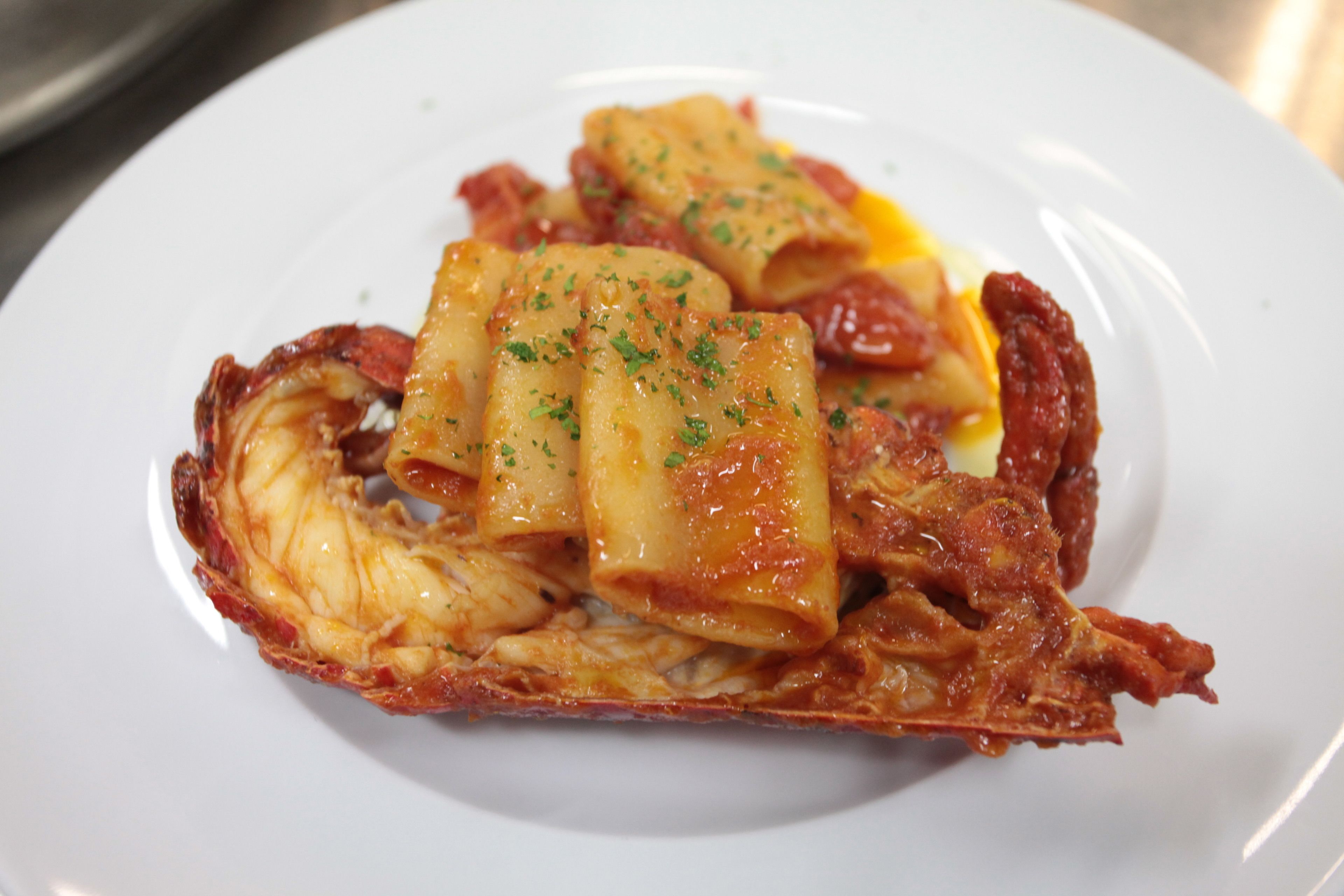 Ein Teller Ravioli mit Tomatensauce und Käse.