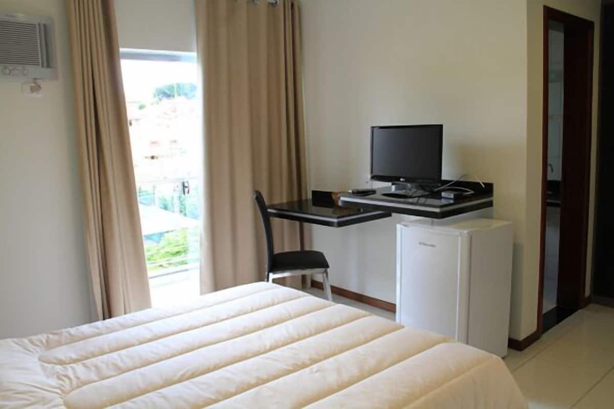 Deluxe suite | Een minibar, verduisterende gordijnen, een strijkplank/strijkijzer