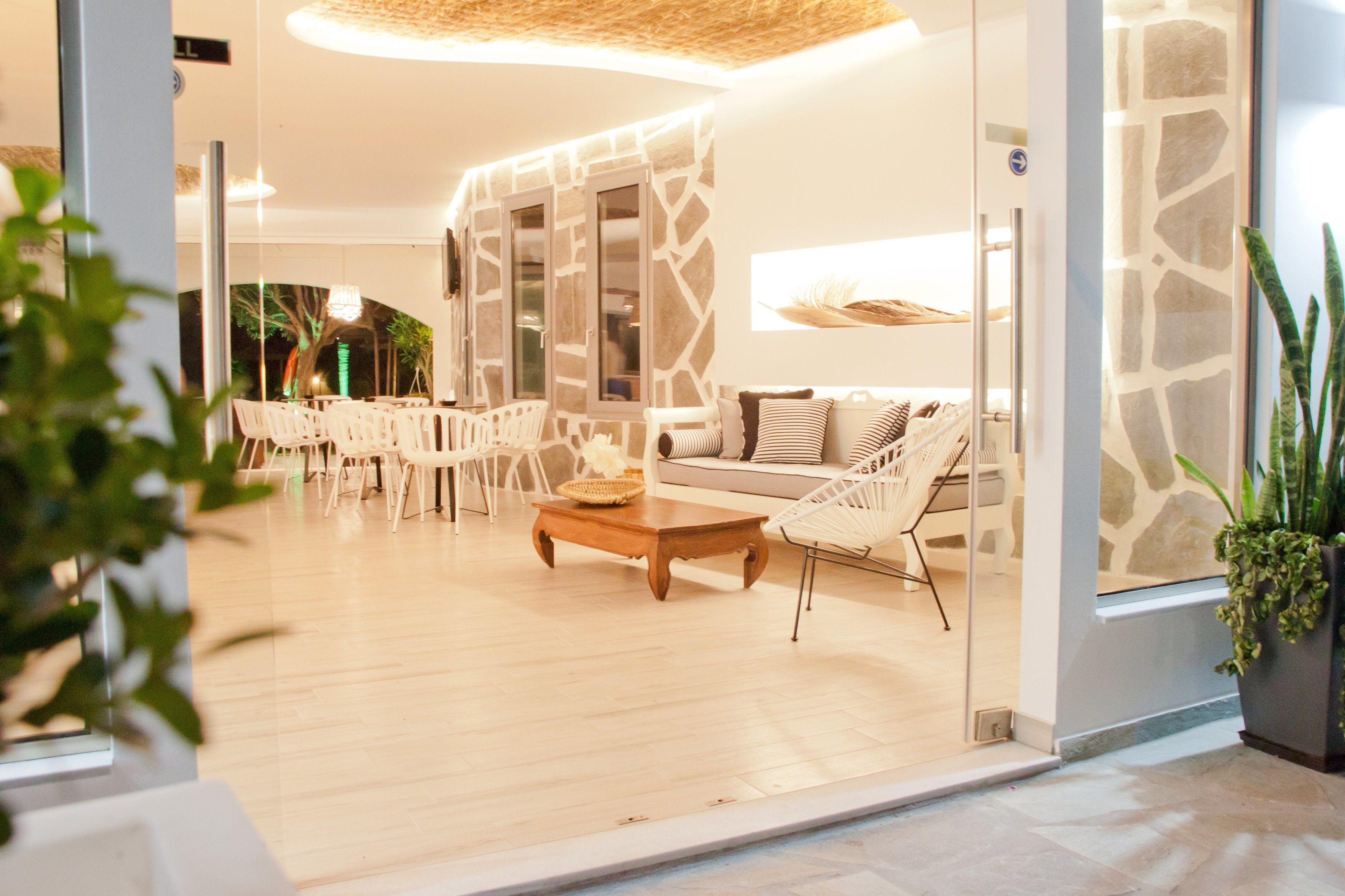 Um interior moderno com área de estar, mesa de centro de madeira e parede de pedra.