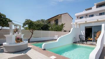 Design bungalow, privézwembad | Buitenzwembad | Een buitenzwembad, parasols voor strand/zwembad