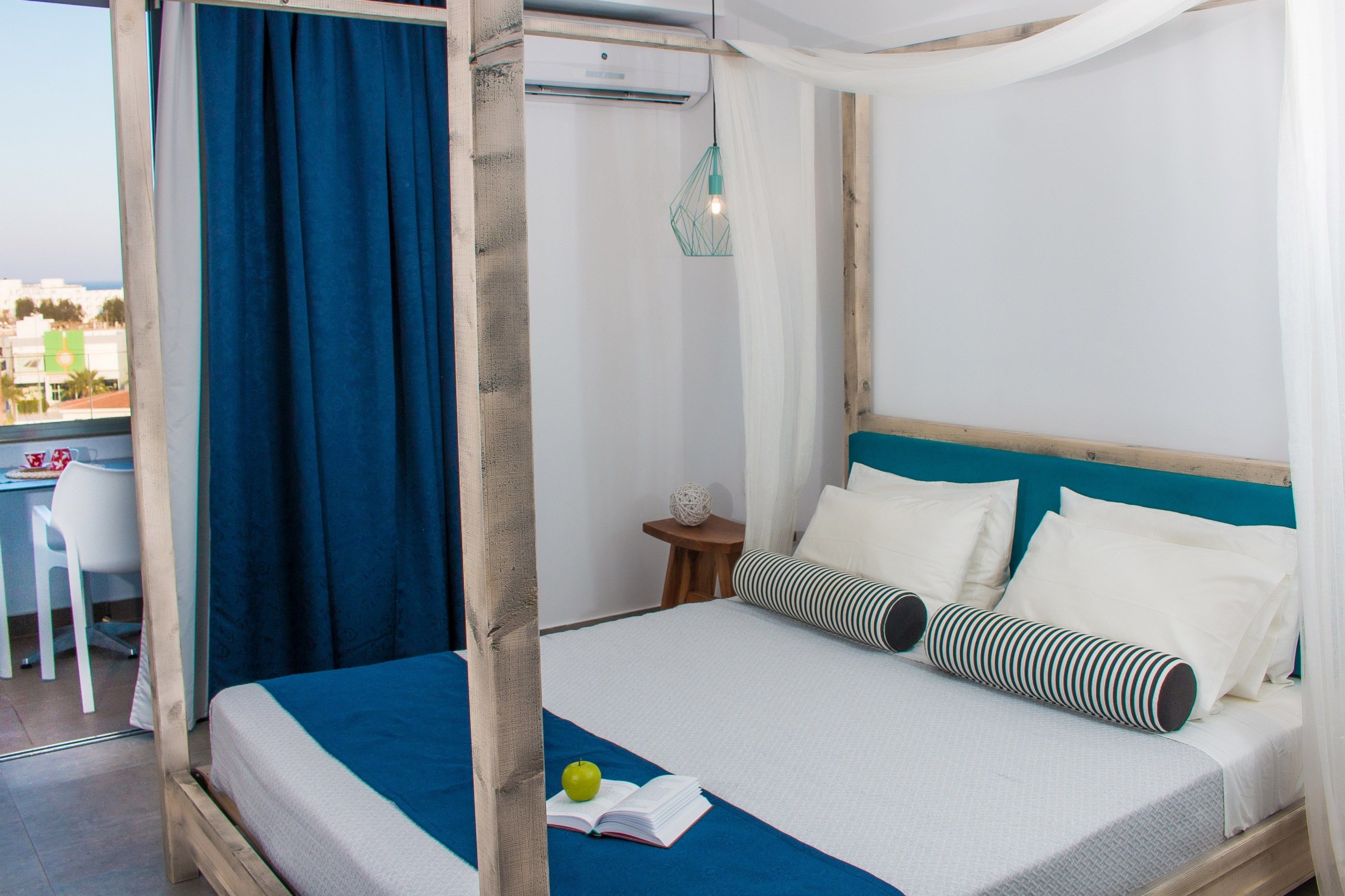 Een slaapkamer met een bed, een bureau en een stoel.