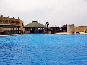 Utomhuspool och solstolar