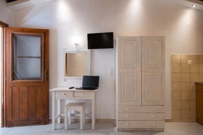 Double Room | Iron/ironing board, free WiFi, bed sheets