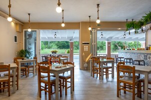 每日供应自助式早餐（每人 EUR 10）