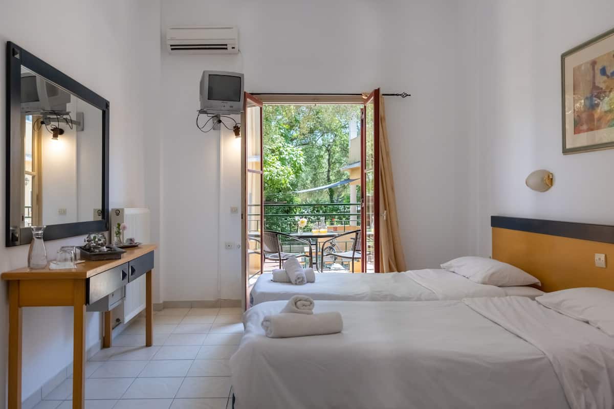 Tabla de planchar con plancha, wifi gratis y ropa de cama