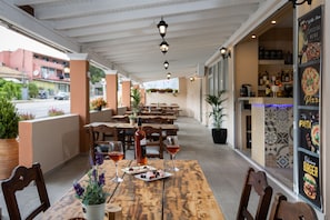 Breakfast, lunch and dinner served - Wilde Rose Hotel (Corfu)