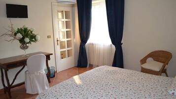 Habitación con 1 cama matrimonial o 2 individuales, con acceso para personas discapacitadas | Ropa de cama de alta calidad y wifi gratis