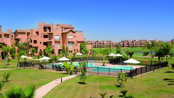 Outdoor pool, pool umbrellas, sun loungers