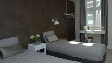 Een bureau, een laptopwerkplek, geluiddichte muren