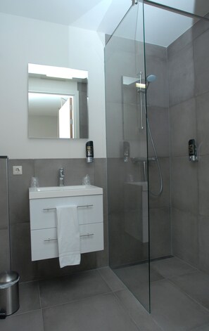 ฝักบัว, ของใช้ในห้องน้ำฟรี, ไ��ดร์เป่าผม, ผ้าเช็ดตัว