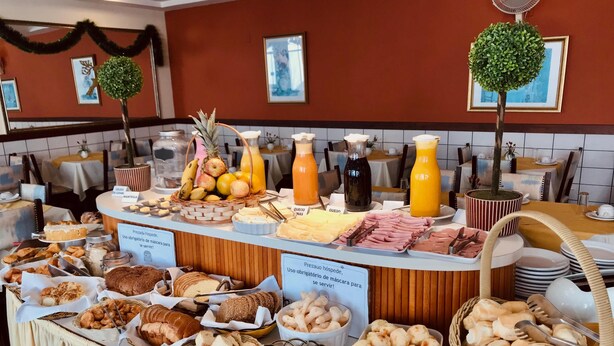 Un mostrador de buffet con diversos alimentos y bebidas.