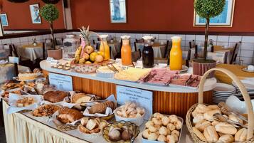 Café da manhã com buffet grátis todos os dias