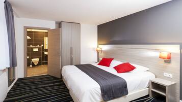 Comfort driepersoonskamer | Een bureau, geluiddichte muren, een strijkplank/strijkijzer, gratis wifi