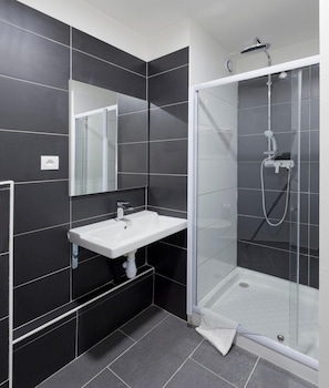 Regadera, amenidades de baño gratuitas, secadora de cabello, toallas