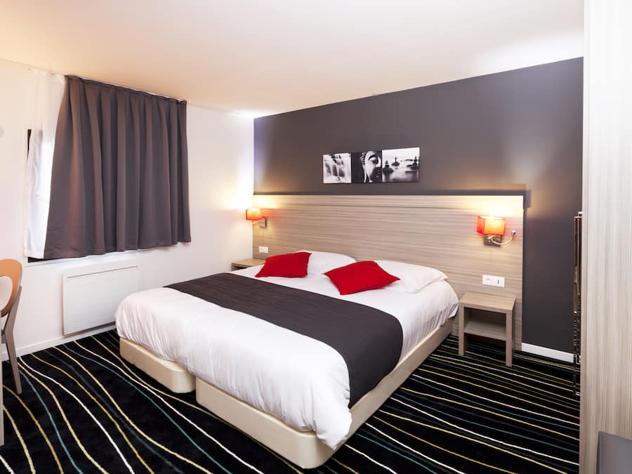 Skrivebord, lydisolert, strykejern/-brett og wi-fi (inkludert)