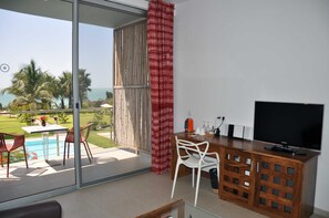 Quarto casal, vista para o mar | Frigobar, cofres nos quartos, escrivaninha, cortinas blackout