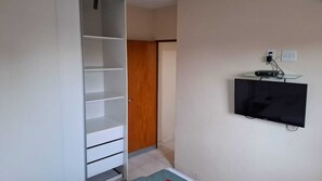 Ropa de cama de alta calidad, edredón, minibar y escritorio