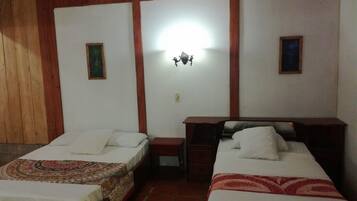 Habitación cuádruple tradicional | Ropa de cama de alta calidad, minibar, escritorio y wifi gratis