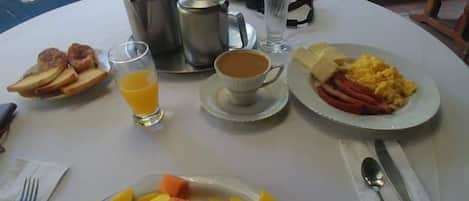 Desayuno de cocina local incluido todos los días