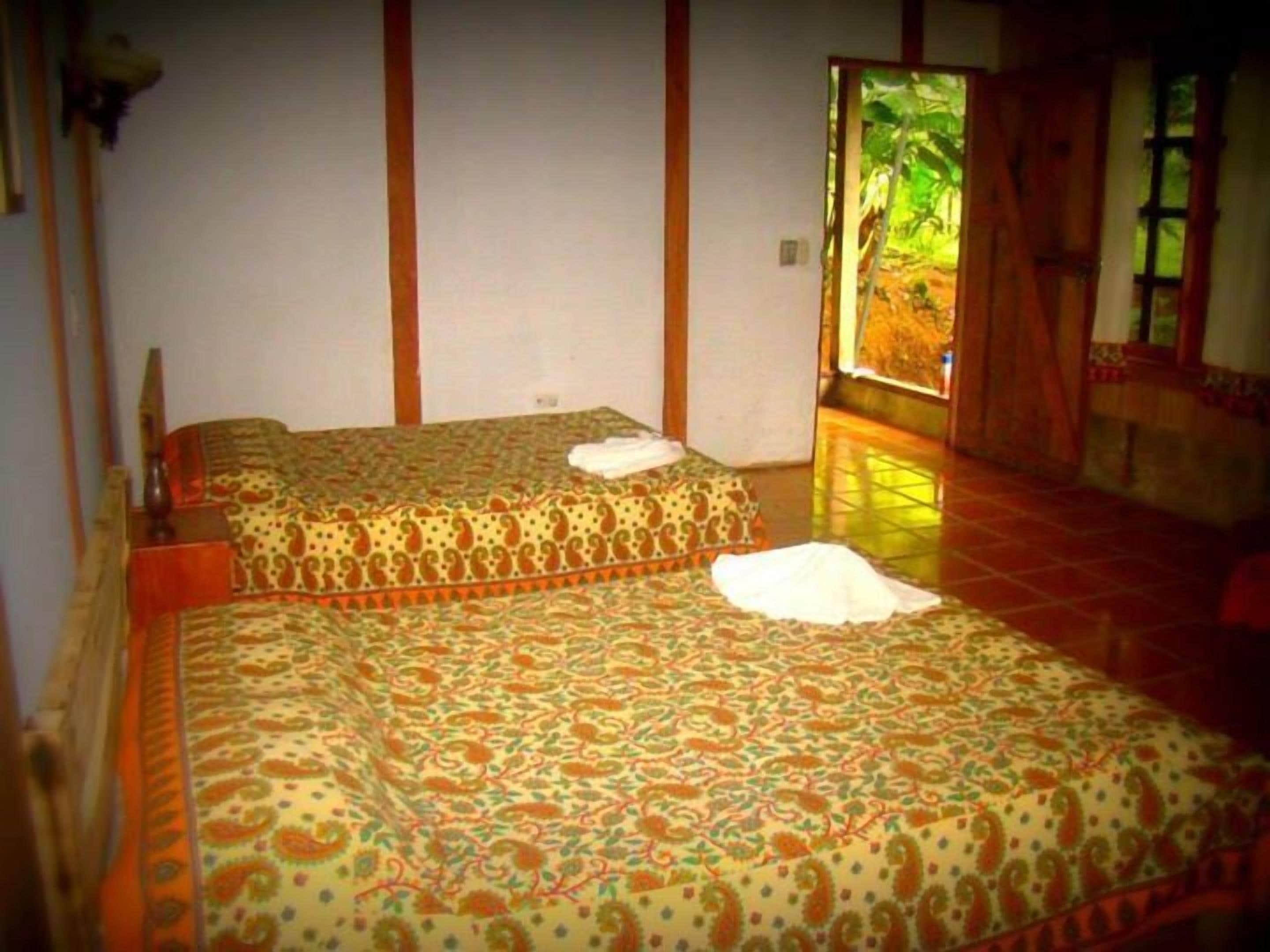 Premium bedding, minibar, desk, free WiFi