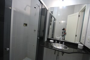 Apartamento standard, 1 quarto, cozinha americana | Banheiro | Chuveiro, toalhas de banho