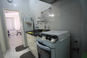 Apartamento standard, 1 quarto, cozinha americana | Cozinha privada | Geladeira grande, micro-ondas, cooktop, cafeteira/chaleira