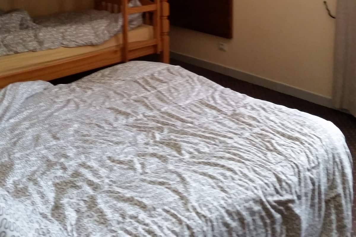 Habitación cuádruple | Ropa de cama de alta calidad, escritorio, tabla de planchar con plancha
