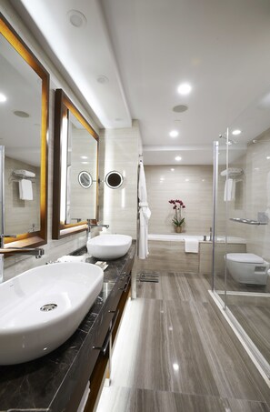 Douche, douche à « effet pluie », articles de toilette gratuits
