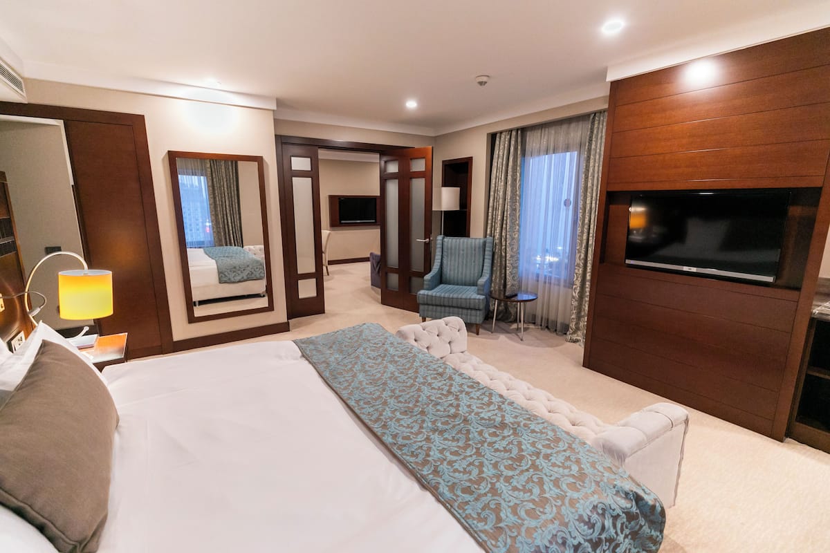 Suite, 1 Bedroom | Premium bedding, minibar, in-room safe, free WiFi