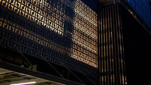 Un bâtiment de la chaîne Holiday Inn Express, doté d’une façade moderne, de grandes fenêtres et d’une entrée bien visible, avec une enseigne.