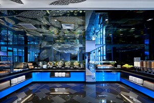 Café da manhã com buffet grátis todos os dias