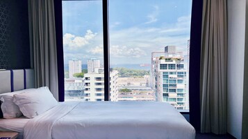 Frigobar, cofres nos quartos, escrivaninha