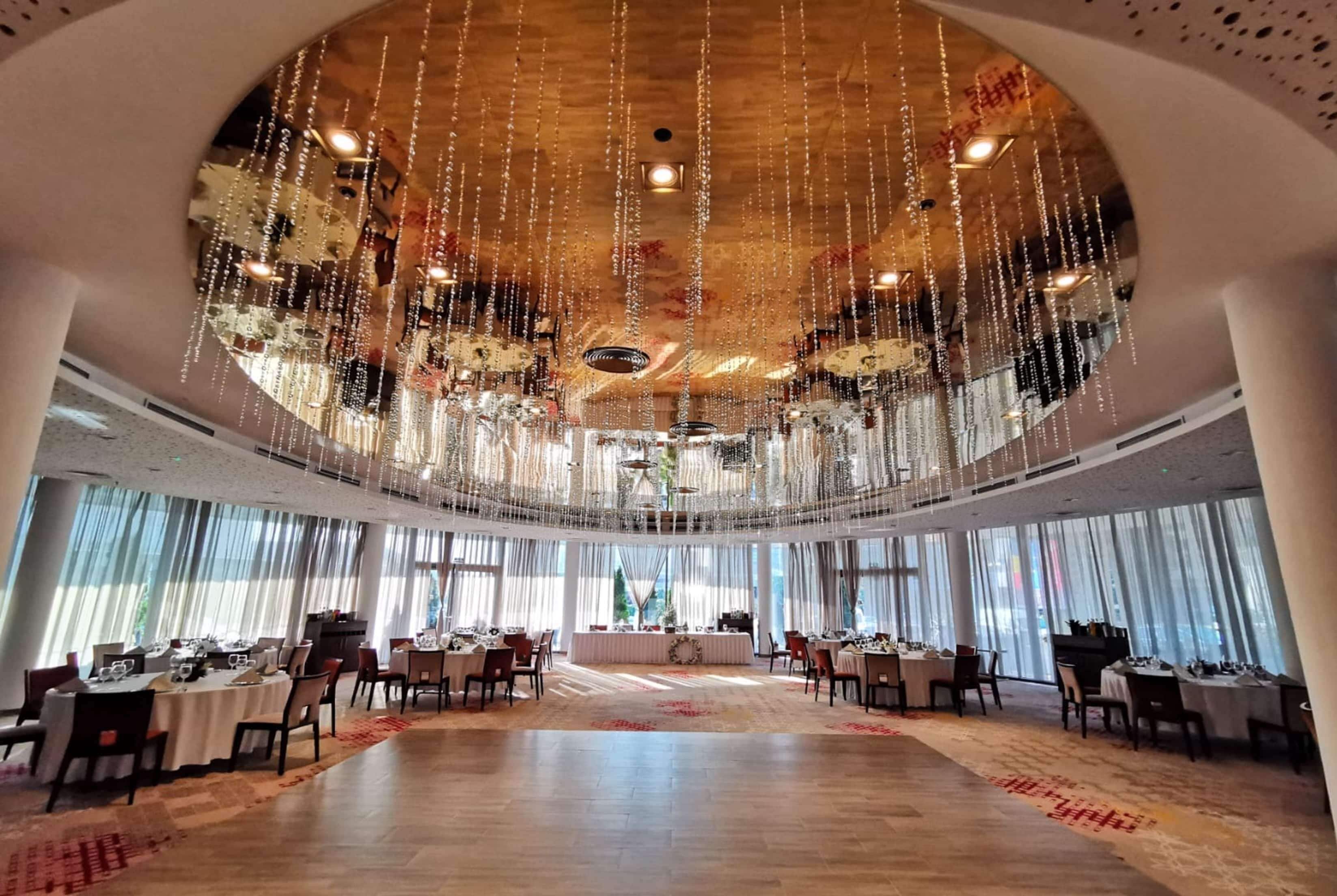 2 間餐廳，供應早餐，國際料理