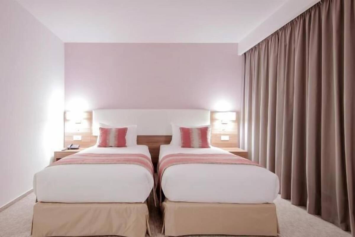 Literie de qualité supérieure, matelas Select Comfort, minibar