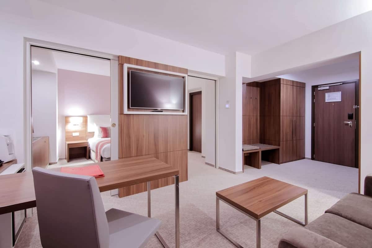 suite, 1 king bed, non smoking | premium bedding, select comfort beds, minibar, in-room safe