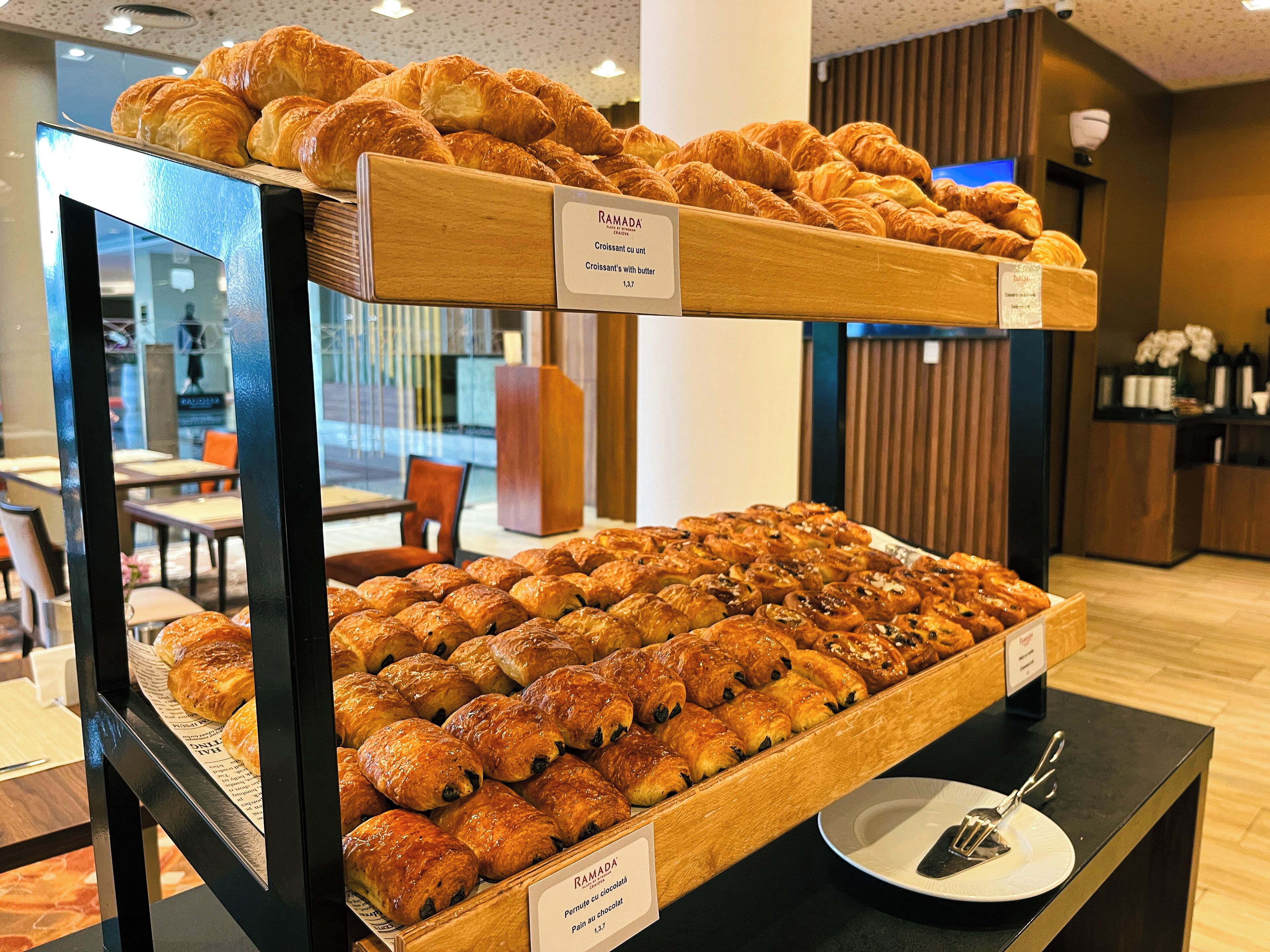Une variété de pâtisseries est exposée dans le rayon boulangerie d’un hôtel.